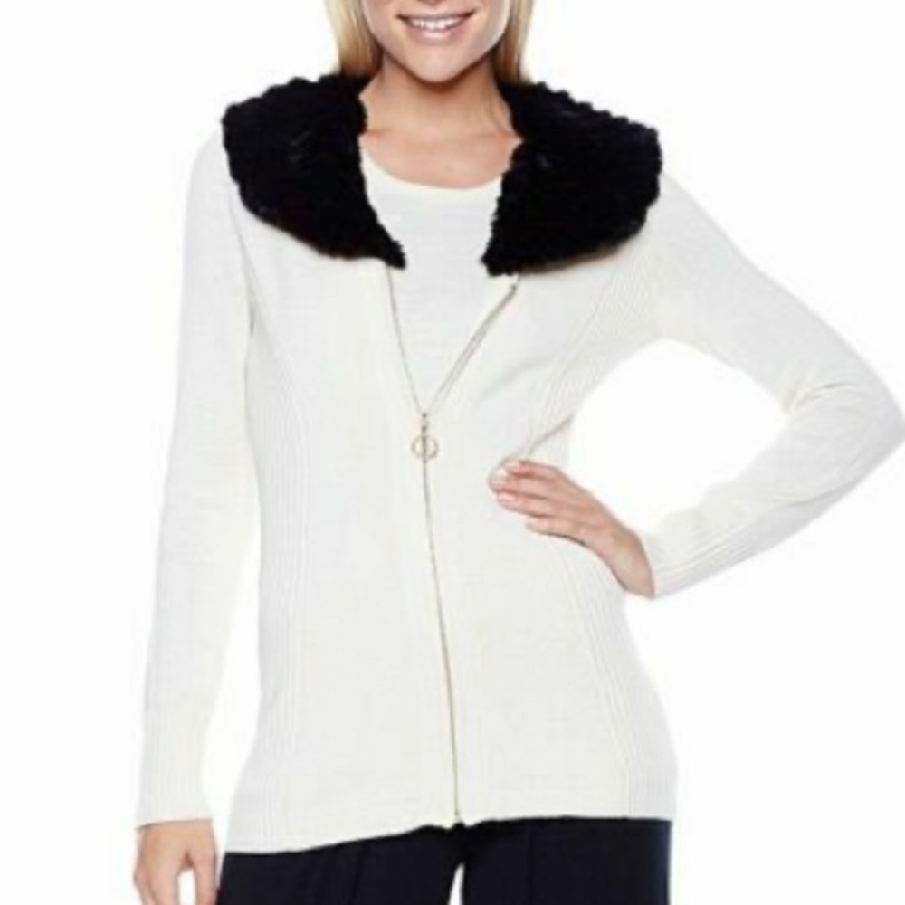 Sweater❤️Jacket ❤️Zippered ❤️White ❤️Black Collar by Liz Lange❤️❤️❤️